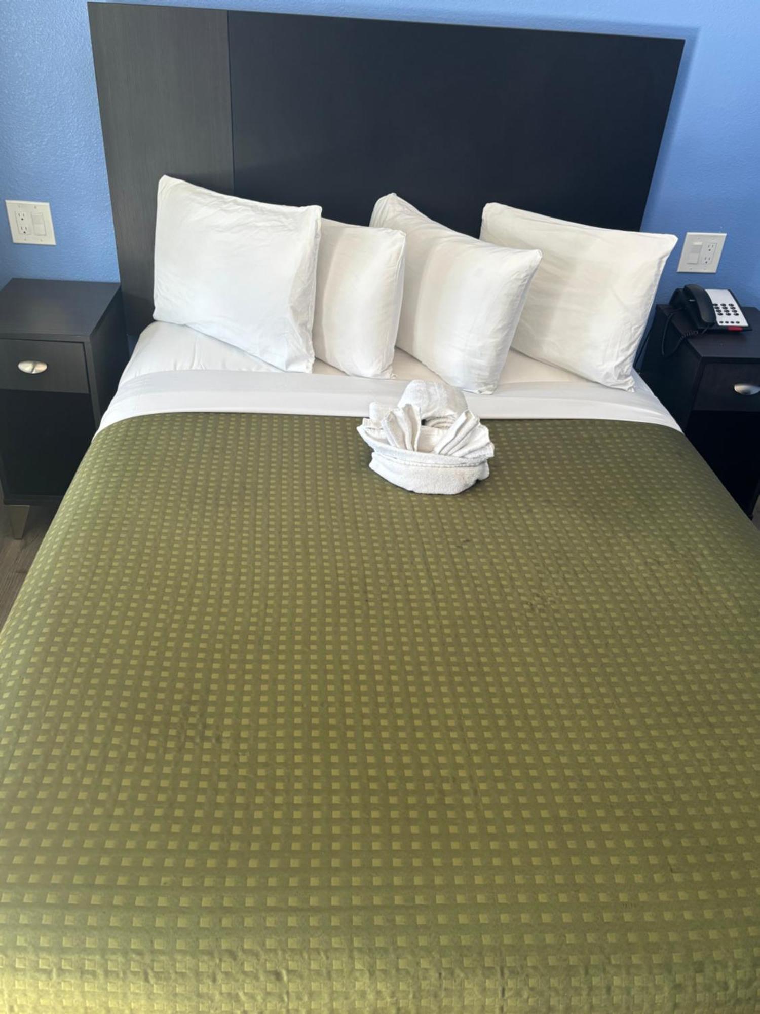 The Monterey Fireplace Inn 외부 사진