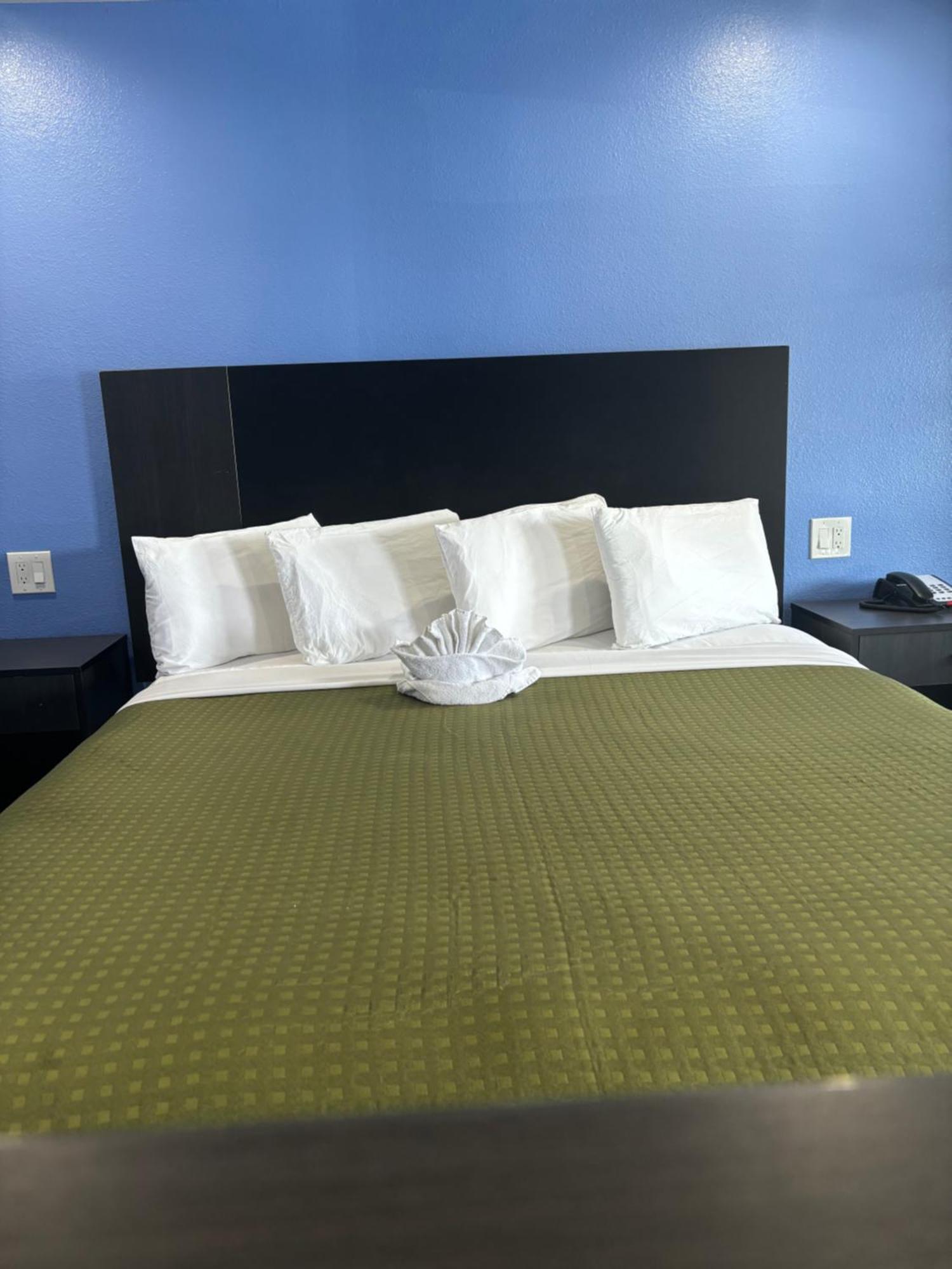 The Monterey Fireplace Inn 외부 사진